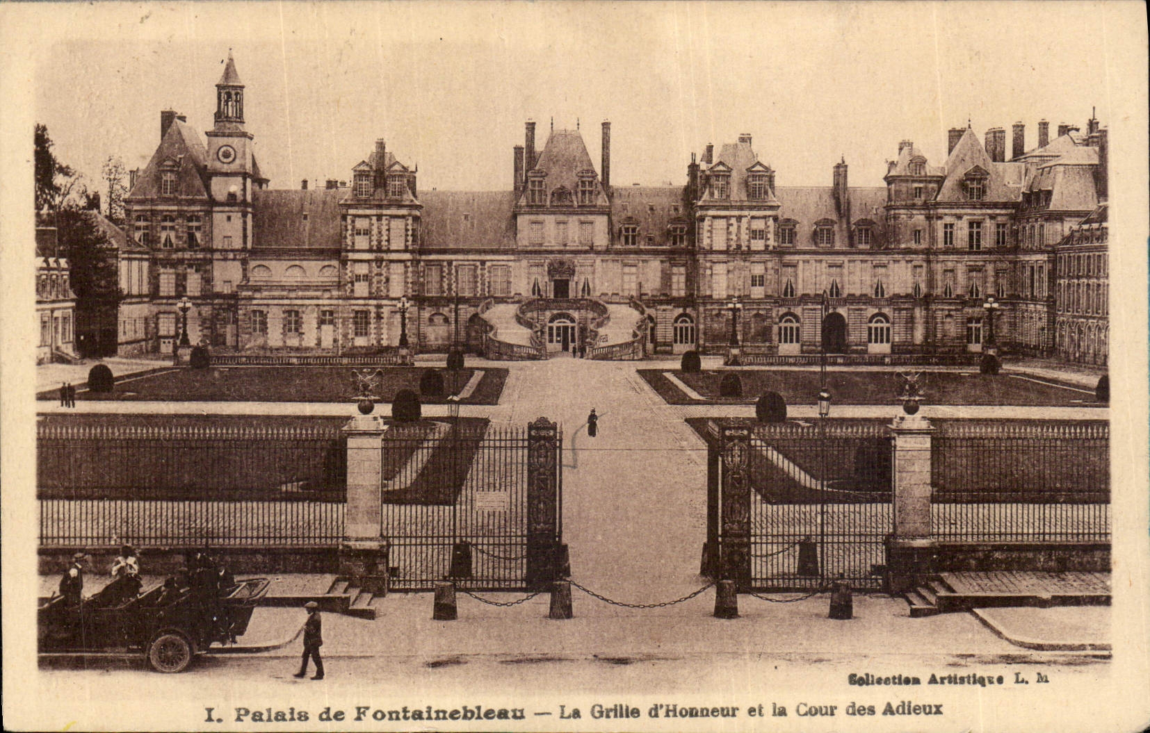 Palais de Fontainebleau — La Grille d'Honneur et la Cour des Adieux — Collection Artistique L. M.