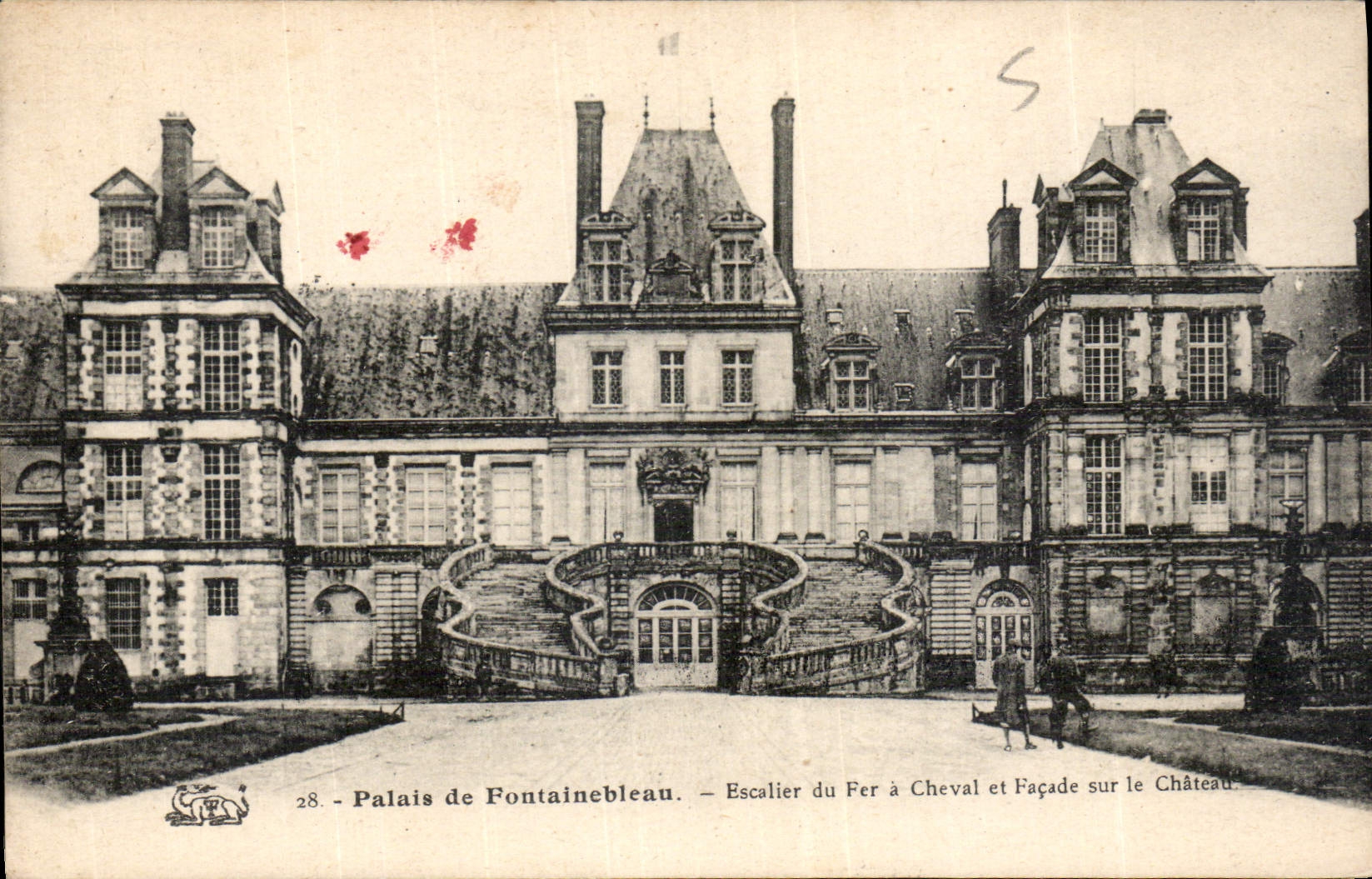 Palais de Fontainebleau — Escalier du Fer à Cheval et Façade sur le Château — n°28
