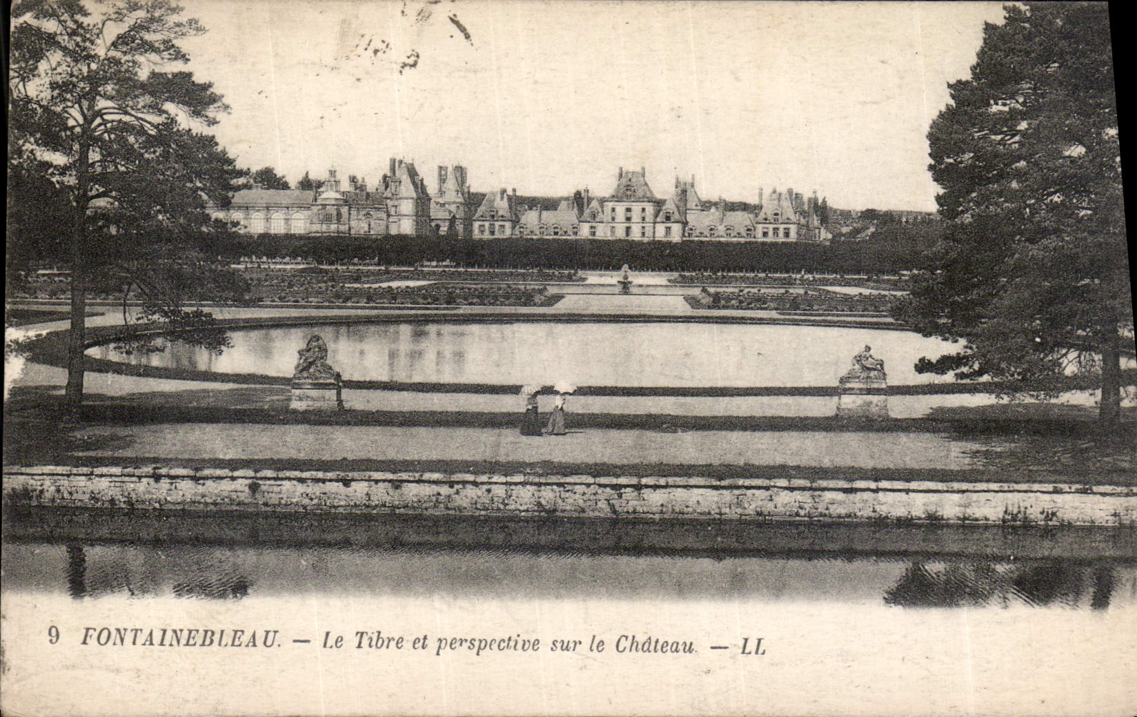 Fontainebleau — Der Tiber und Perspektive auf den Schloss — LL