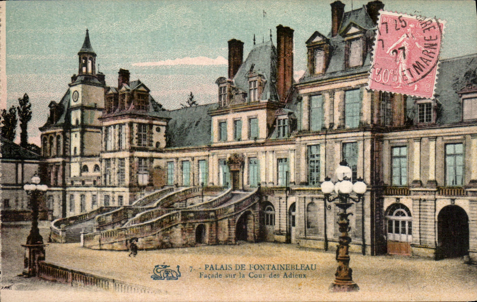 Palais de Fontainebleau — Facade on the Cour des Adieux — Verlag: P. L. C. Nr. 7