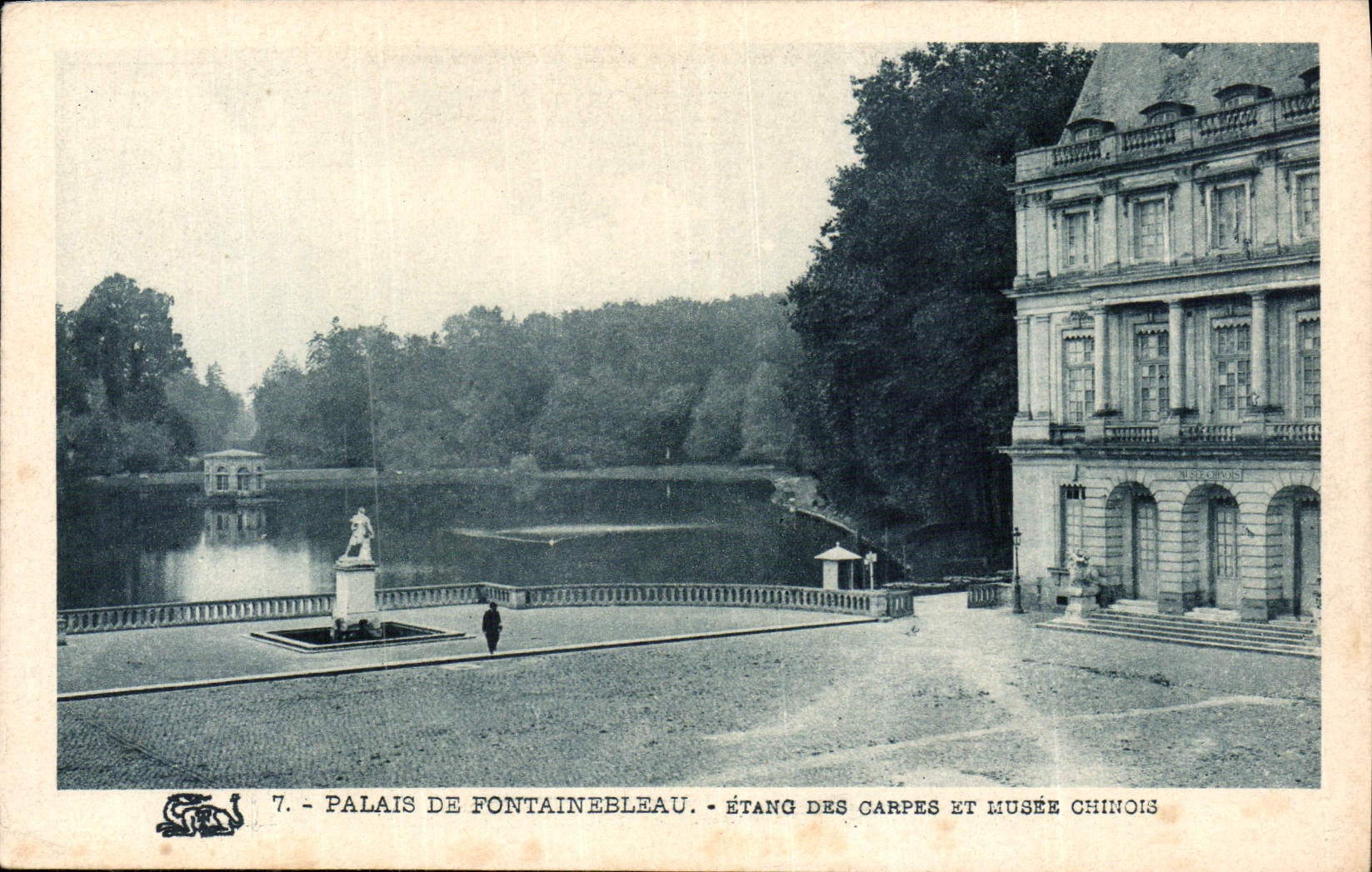 Schloss Fontainebleau — Teich der Karpfen und Chinesischer Museum — Verlag N. L. CORDUS, Nr. 7