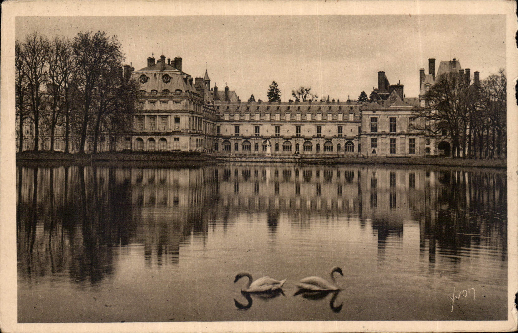 Fontainebleau — Gezicht van het Paleis vanaf het Étang des Carpes — Éditions d'Art Yvonne, Parijs