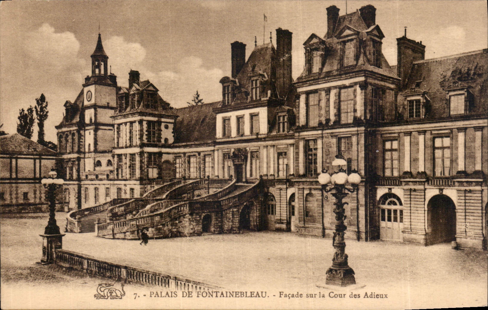 Schloss Fontainebleau — Fassade auf der Cour des Adieux — n°7