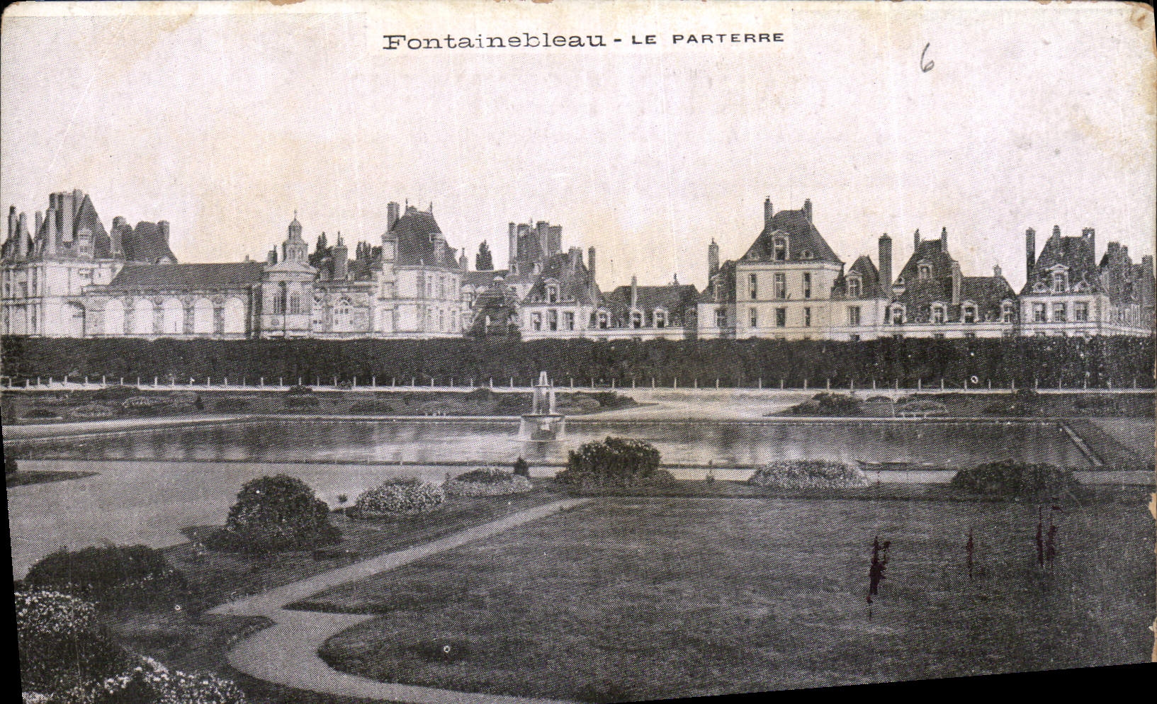 Fontainebleau - Le Parterre — vue du château et du jardin — éditeur Biscuits Brateau, Paris