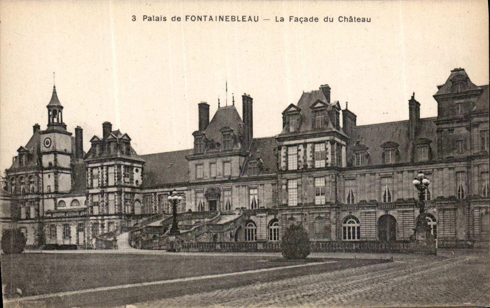 Schloss FONTAINEBLEAU — Die Fassade des Schlosses — Verlag: CPAPHIL, Seriennummer 3