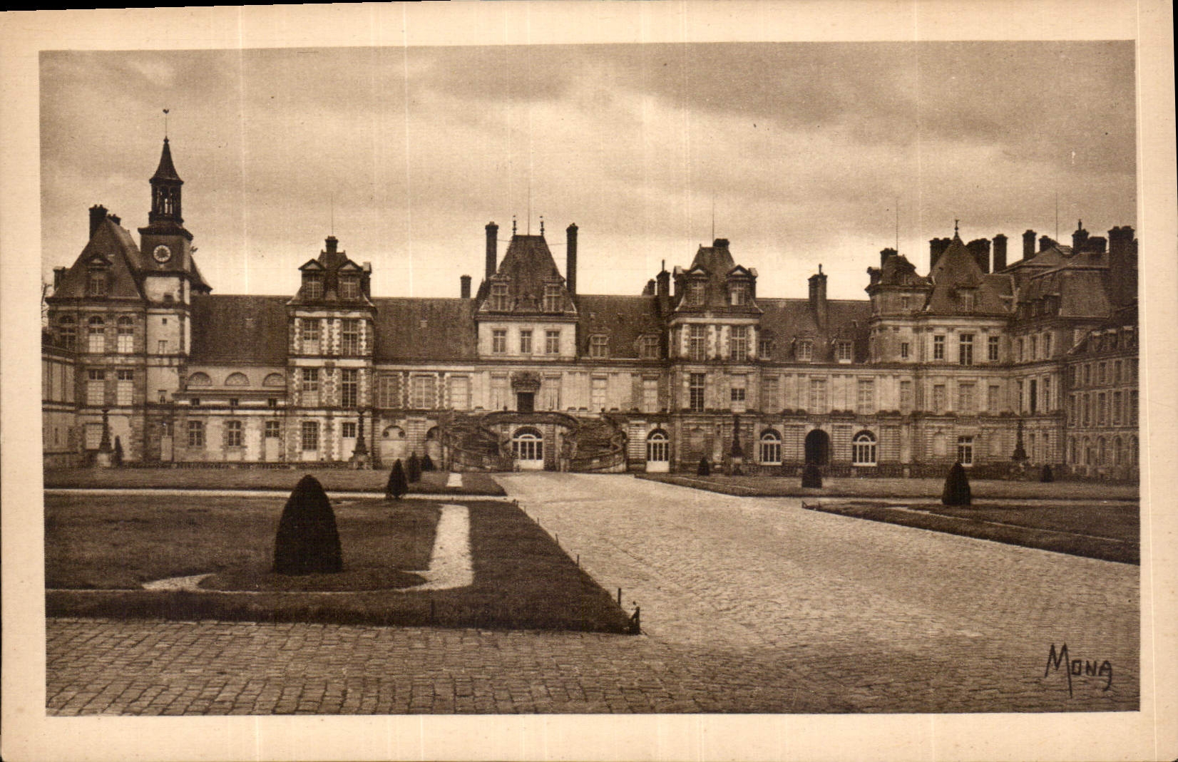 Château de Fontainebleau — Façade sur la cour du Cheval Blanc ou Cour des Adieux — éditeur Mong