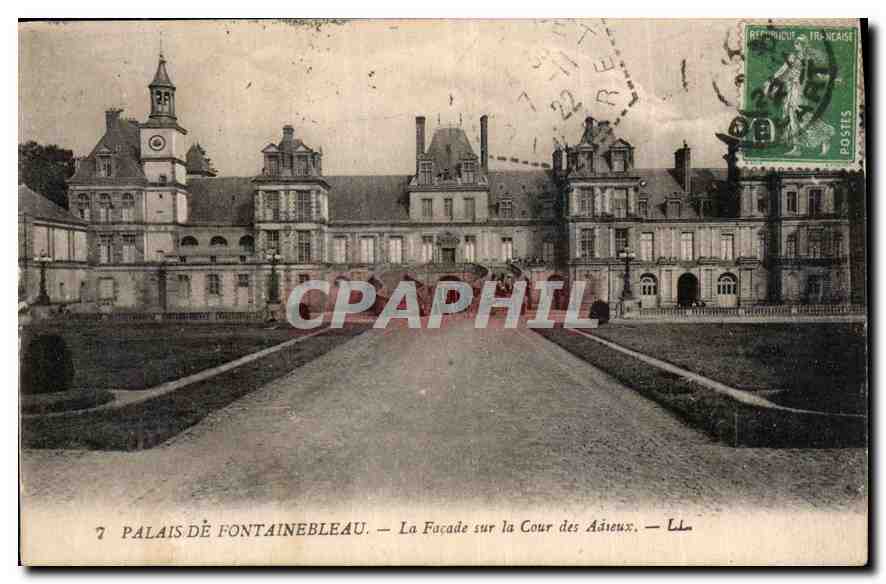 CPA Palais de Fontainebleau La Facade sur la Cour des Adieux 