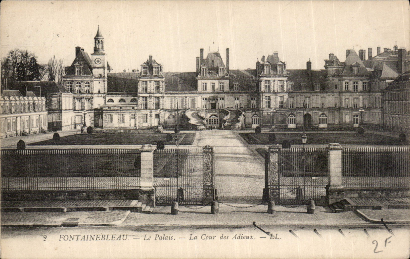 Fontainebleau — Le Palais — La Cour des Adieux — LL.