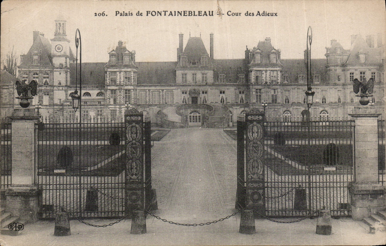 CPA Palais de Fontainebleau Cour des Adieux