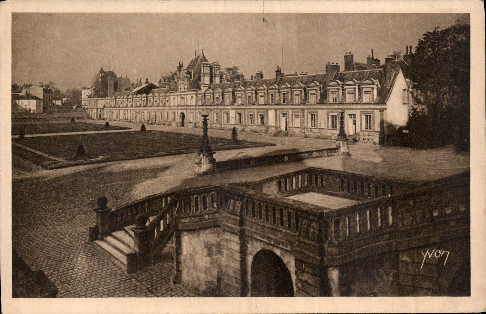 Palais de Fontainebleau — Aile des Ministres et Cour des Adieux — Édition d'Art YVON