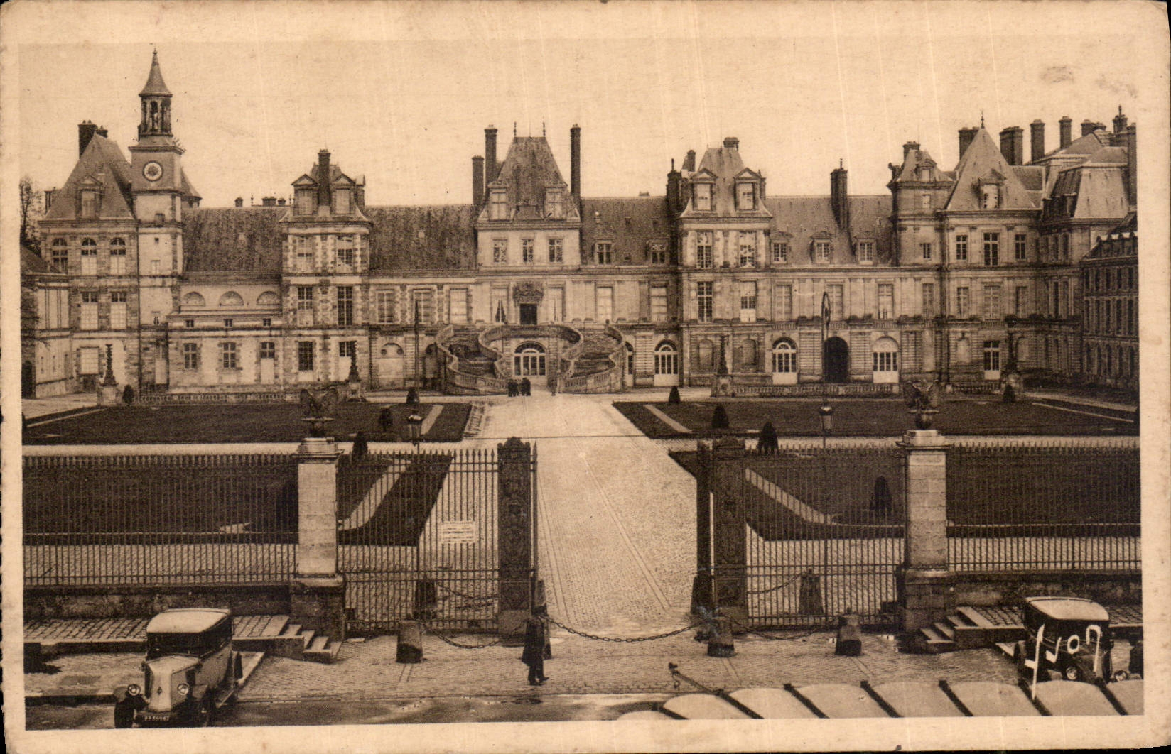 Schloss Fontainebleau — Ansicht des Parks und der Gebäude — Verleger unbekannt