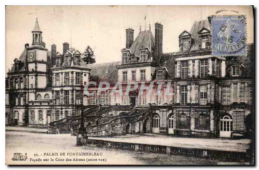Palais de Fontainebleau — Façade sur la Cour des Adieux (autre vue) — éditeur non visible
