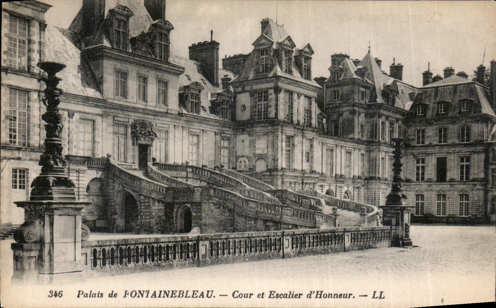 Palais de FONTAINEBLEAU — Cour et Escalier d'Honneur — LL