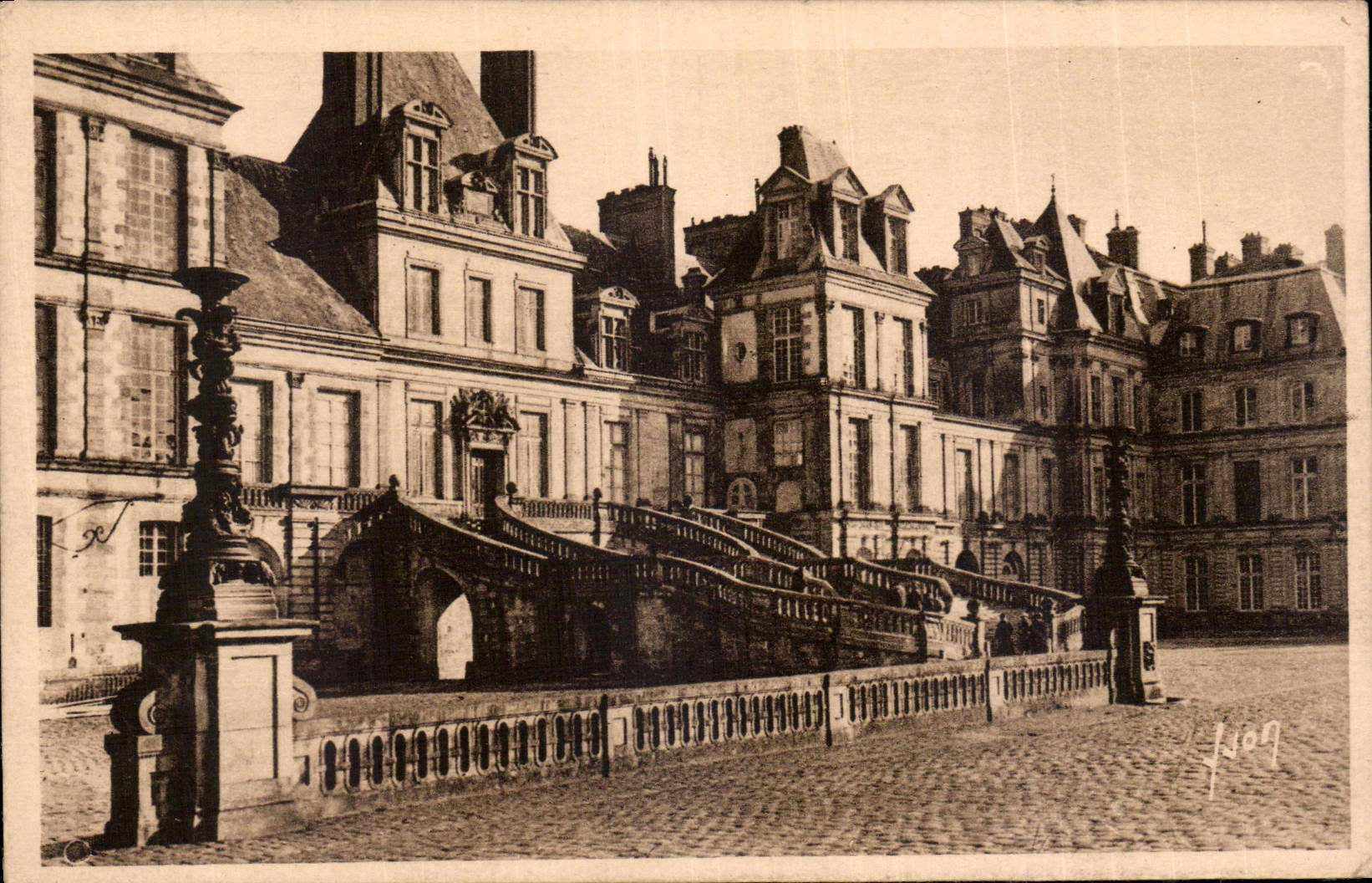 Fontainebleau - Façade sur la cour des Adieux — éditeur J. Jong