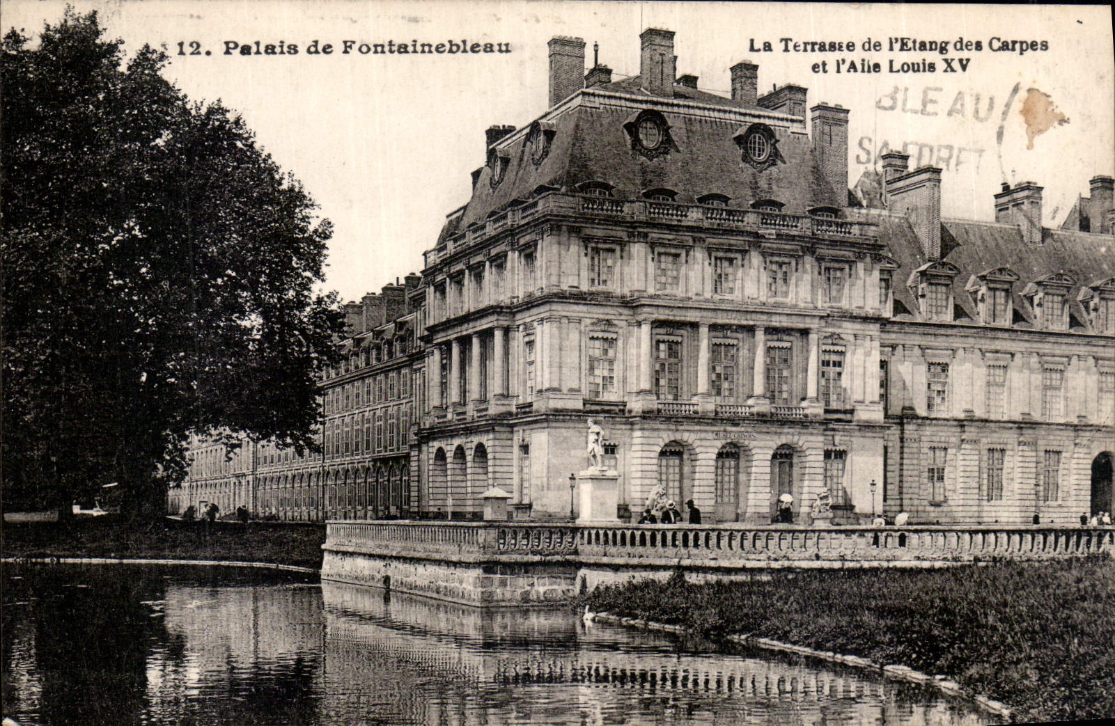 Schloss Fontainebleau — Die Terrasse des Karpfenteichs und der Flügel Louis XV — Verlag SAINT-DEFRIT