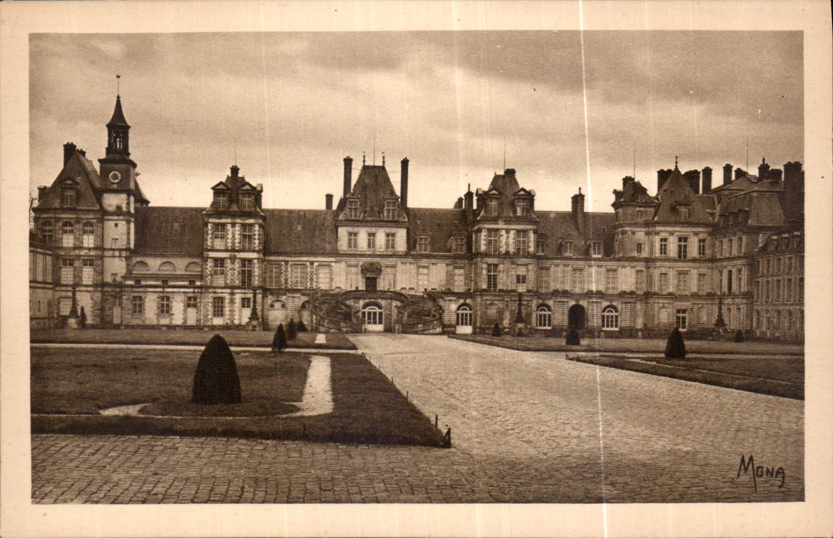 Schloss Fontainebleau — Fassade auf der Cour du Cheval Blanc oder Cour des Adieux — Verlag Mona, Nr. 501