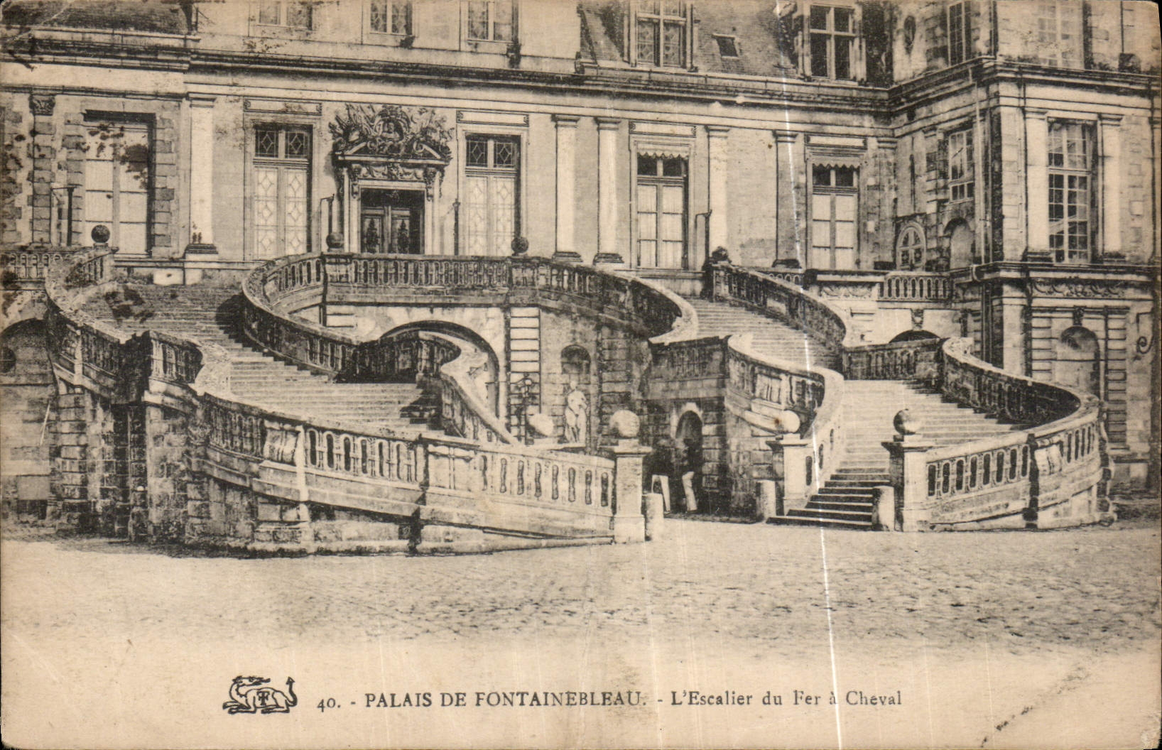 Palais de Fontainebleau — L'Escalier du Fer à Cheval — série 40