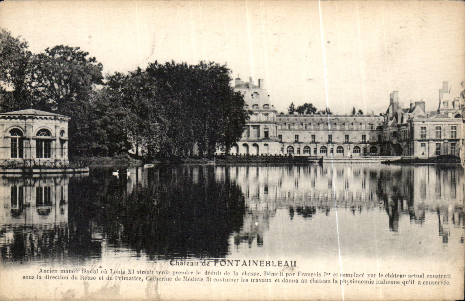 Château de FONTAINEBLEAU — Ancien manoir féodal où Louis XI venait prendre le dédînit de la chasse, démolie par François Ier et remplacé par le château actuel construit sous la direction du Rossso et du Primatice, Catherine de Médicis fit continuer les travaux et donna au château la physionomie italienne qu'il a conservée — éditeur non visible