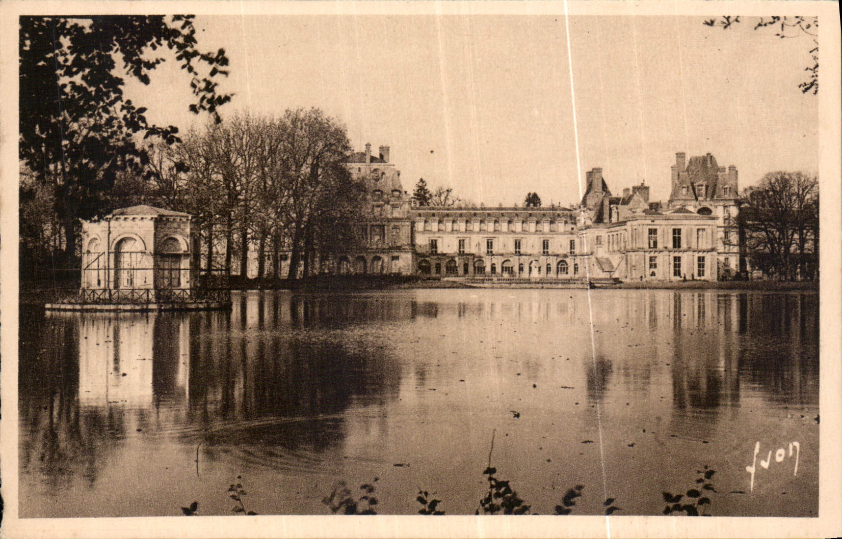 Fontainebleau (S.-et-M.) — Le Palais - L'Étang aux Carpes — Le Pavillon de l'Empereur — Éditions d'Art N°, Paris