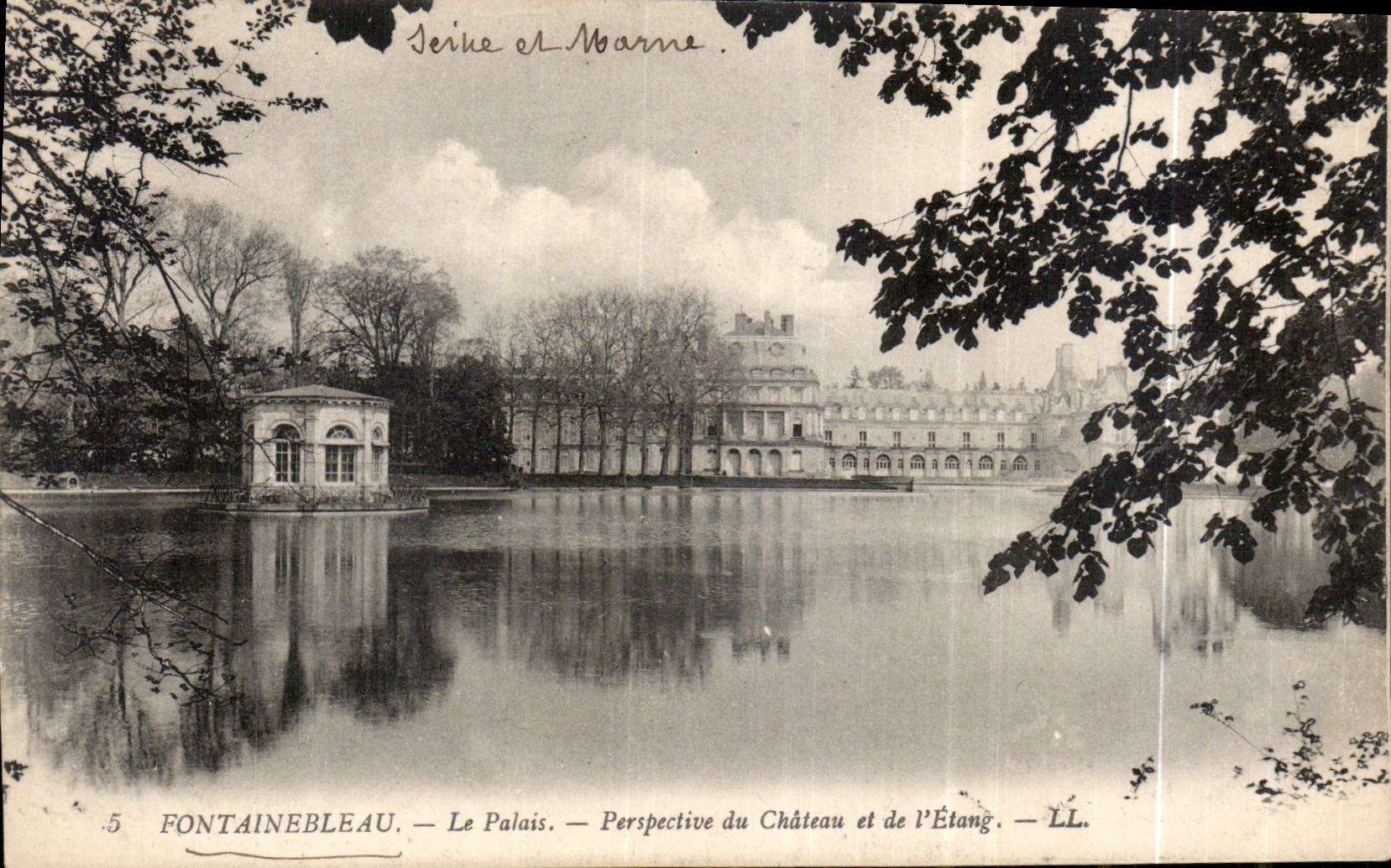 Fontainebleau — Das Schloss — Ansicht des Schlosses und des Sees — LL.