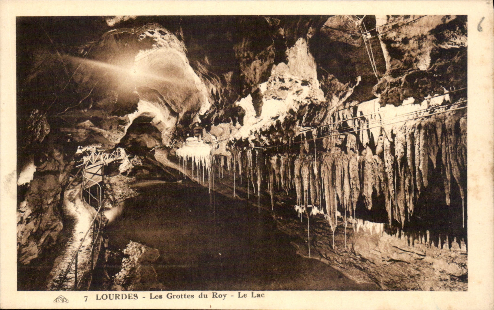 CPA Lourdes Les Grottes du Roy Le Lac 