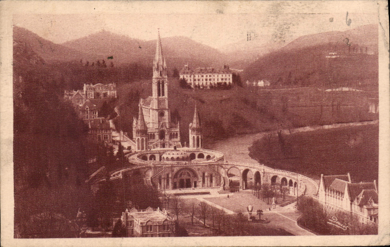 CPA Lourdes La Basilique vue du Chateau Fort 