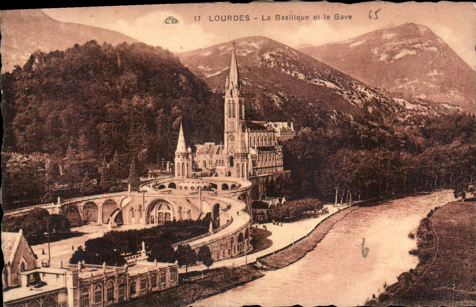CPA Lourdes La Basilique et le Gave 
