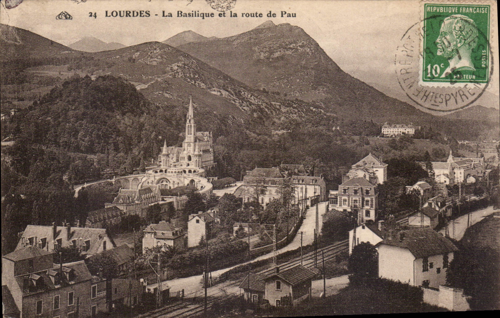 CPA Lourdes La Basilique et la Route de Pau 