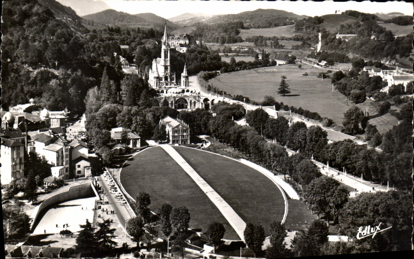 CPA Lourdes La Basilique La Basilique Souterraine St Pie X recouverte de gazon et son entree princip