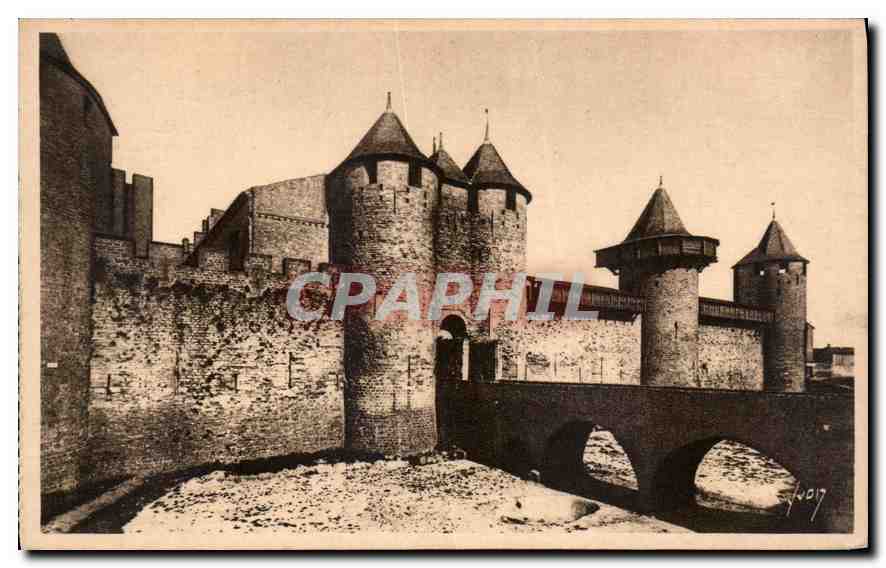 CPA Carcassonne Aude la Cite Entree du Chateau les Hourds 