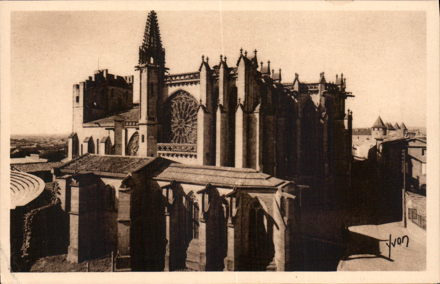 CPA La Douce France Carcassonne Aude la Cite Basilique Saint Nazaire le Cloitre 
