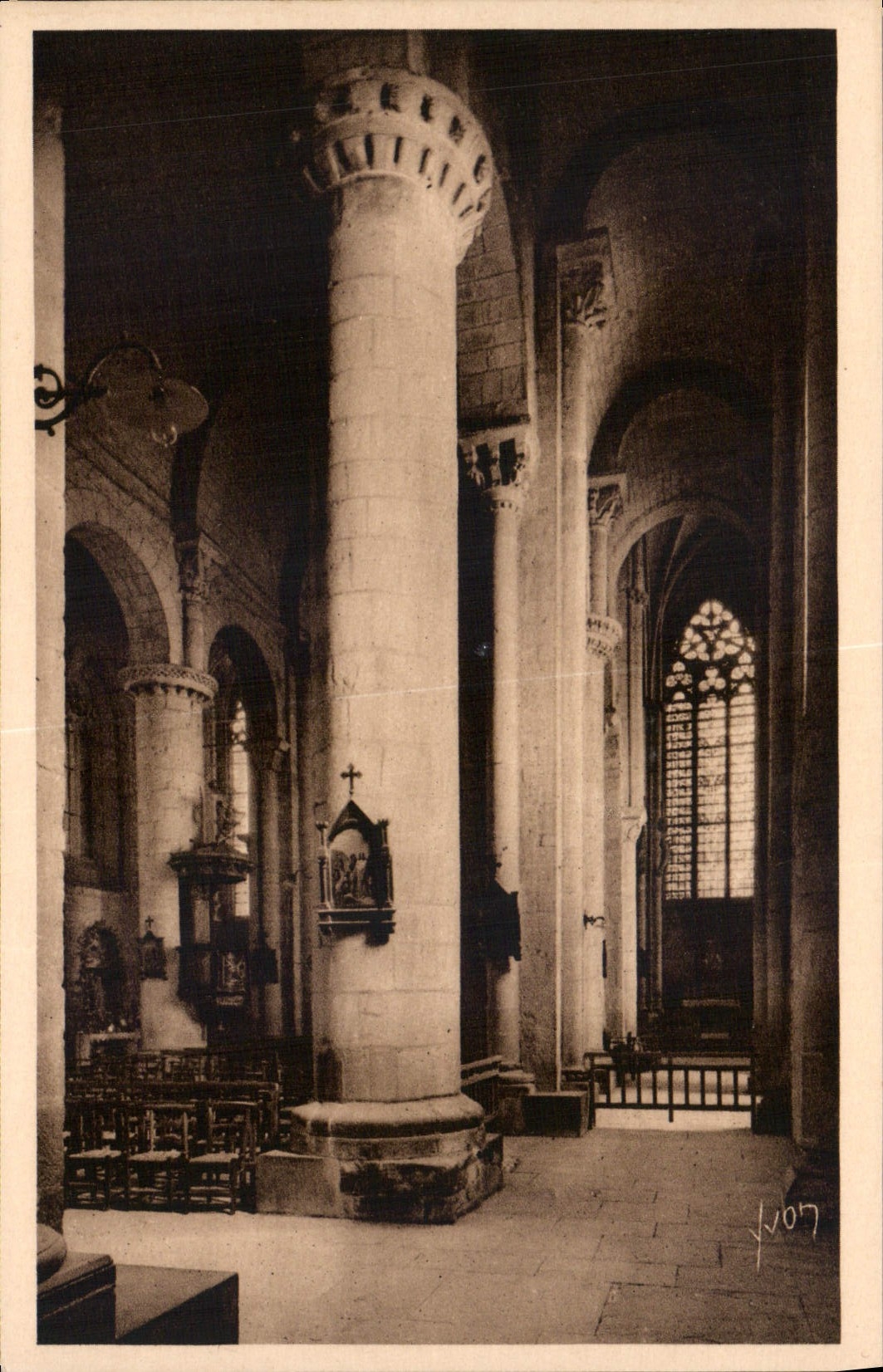 CPA La Douce France Carcassonne Aude la Cite la Basilique Saint Nazaire partie romane 