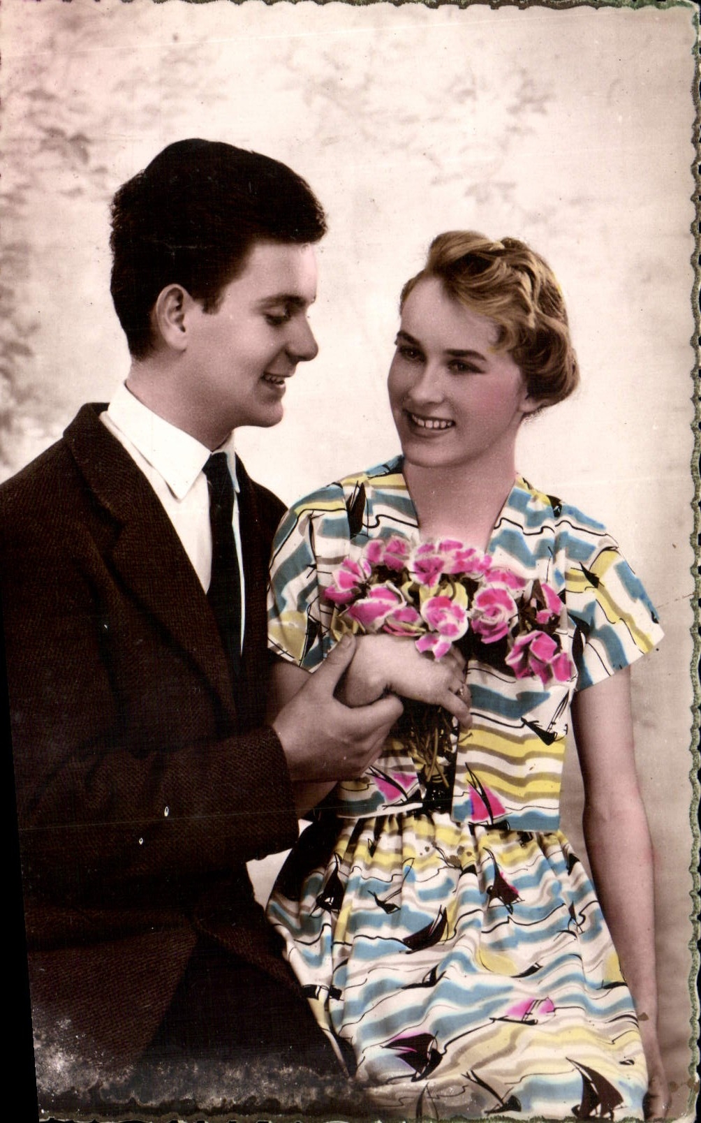 Joven pareja — joven hombre ofreciendo flores a una joven mujer — impreso en Francia por Noëter, n° 3327 - Anverso