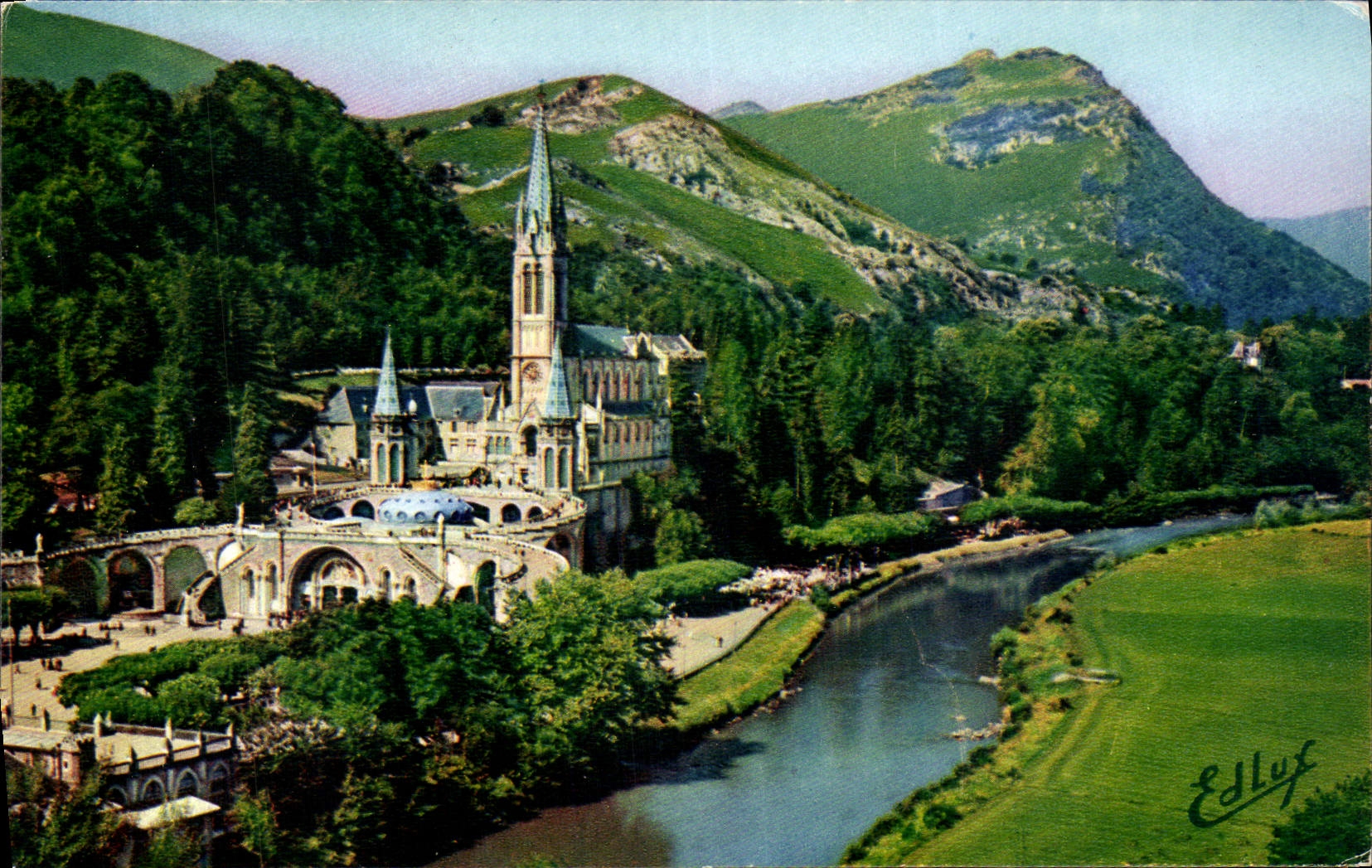CPA Lourdes la Basilique et le Gave 