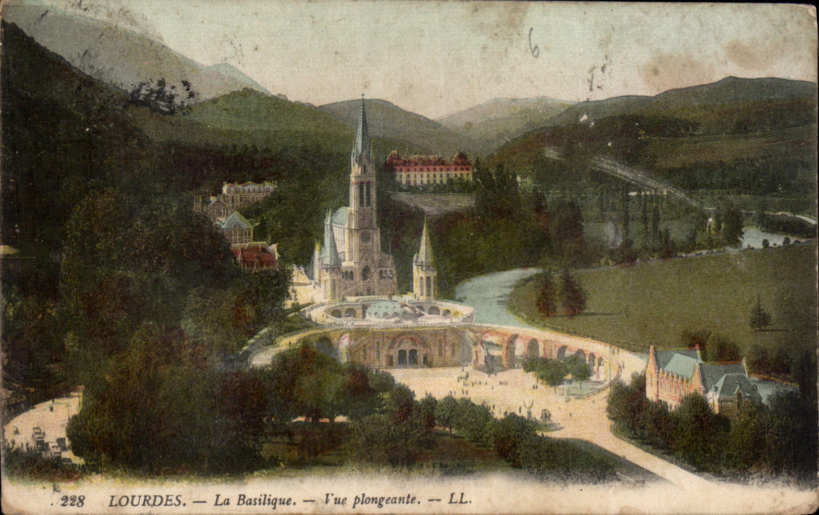 Lourdes — La Basilique — Vue plongeante — LL.