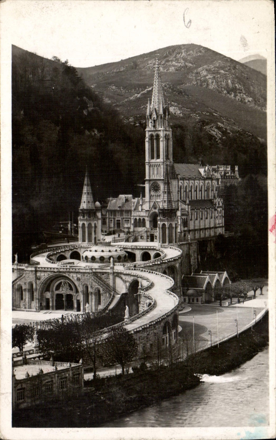 CPA Lourdes la Basilique et le Gave 