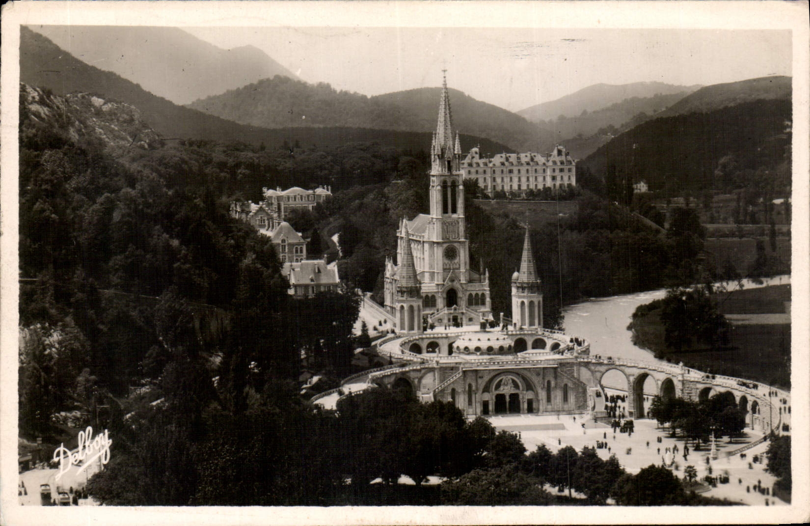 CPA Lourdes la Basilique et les Pyrenees 