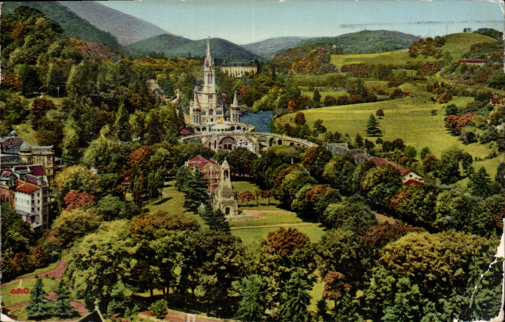 CPA Lourdes la Basilique et le Monument intarallie 
