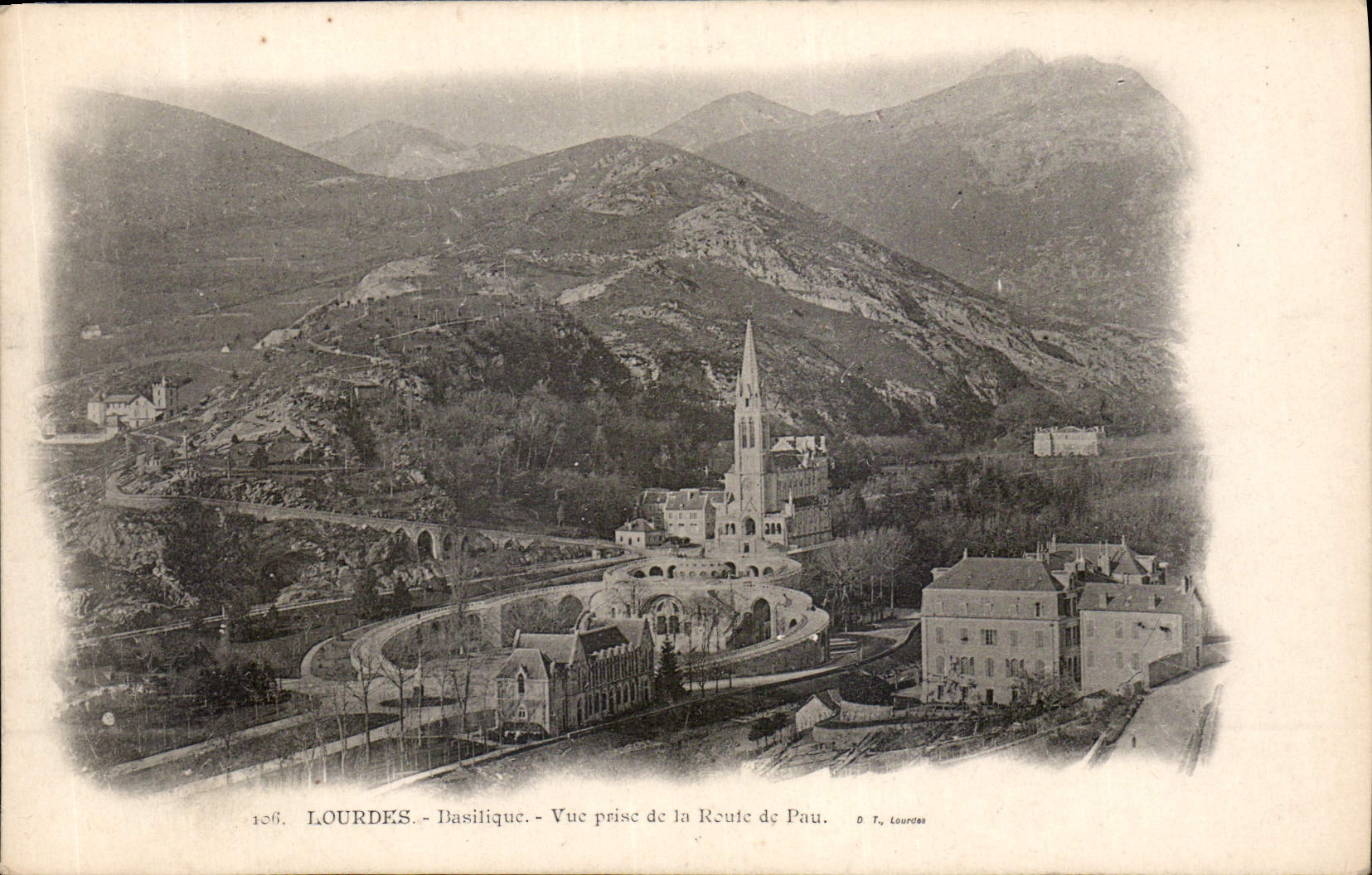CPA Lourdes Basilique vue prise de la Route de Pau 
