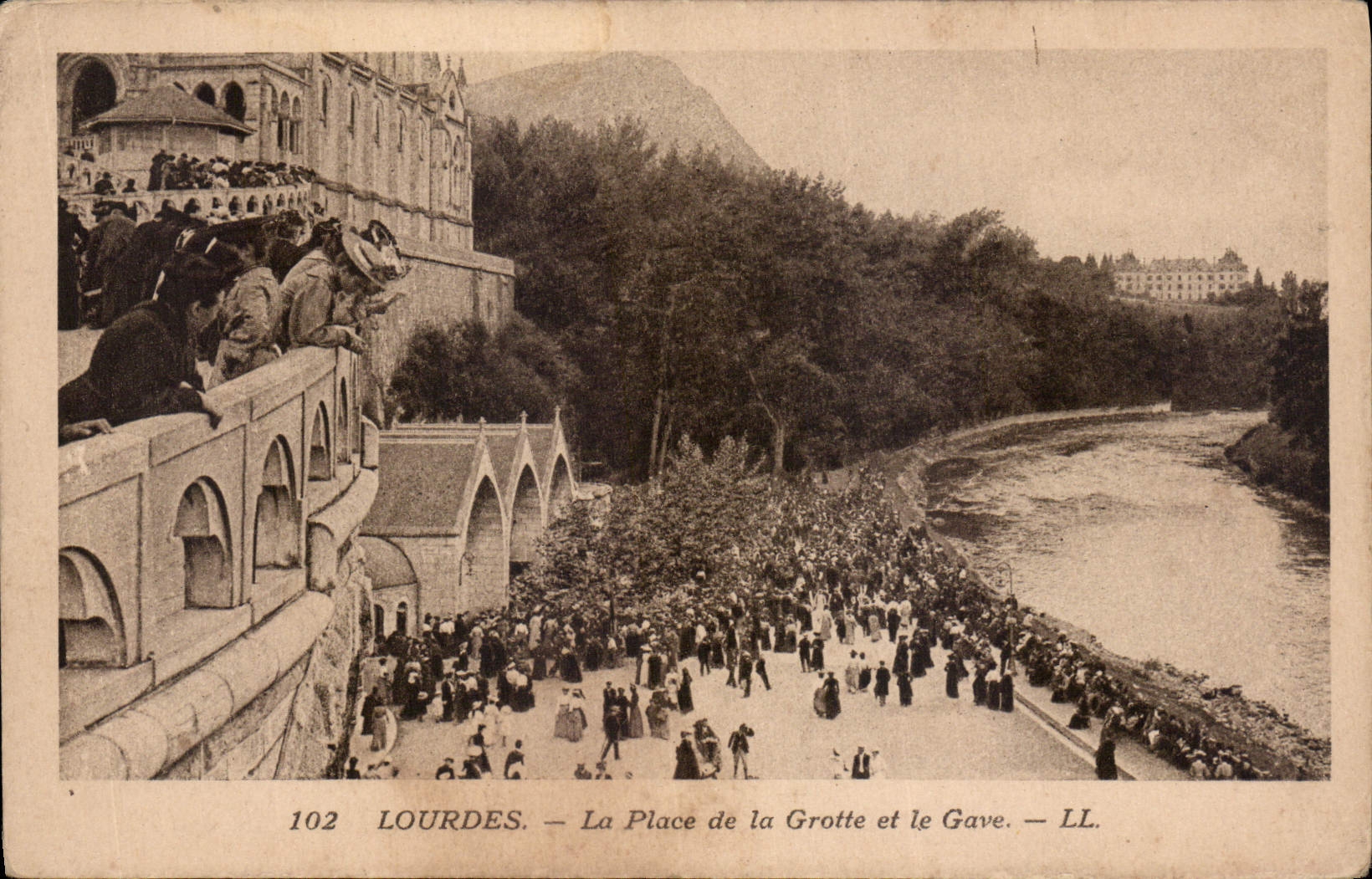 CPA Lourdes la Place de la Grotte et le Gave 