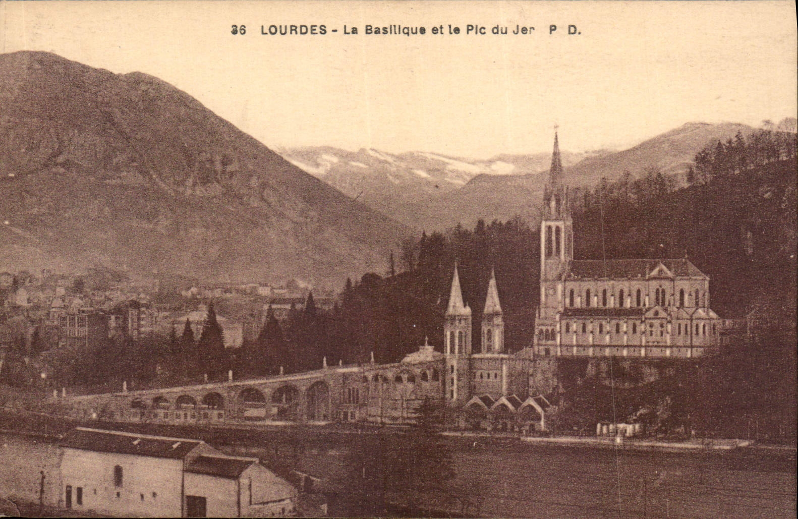 CPA Lourdes la Basilique et le Pic du Jer 