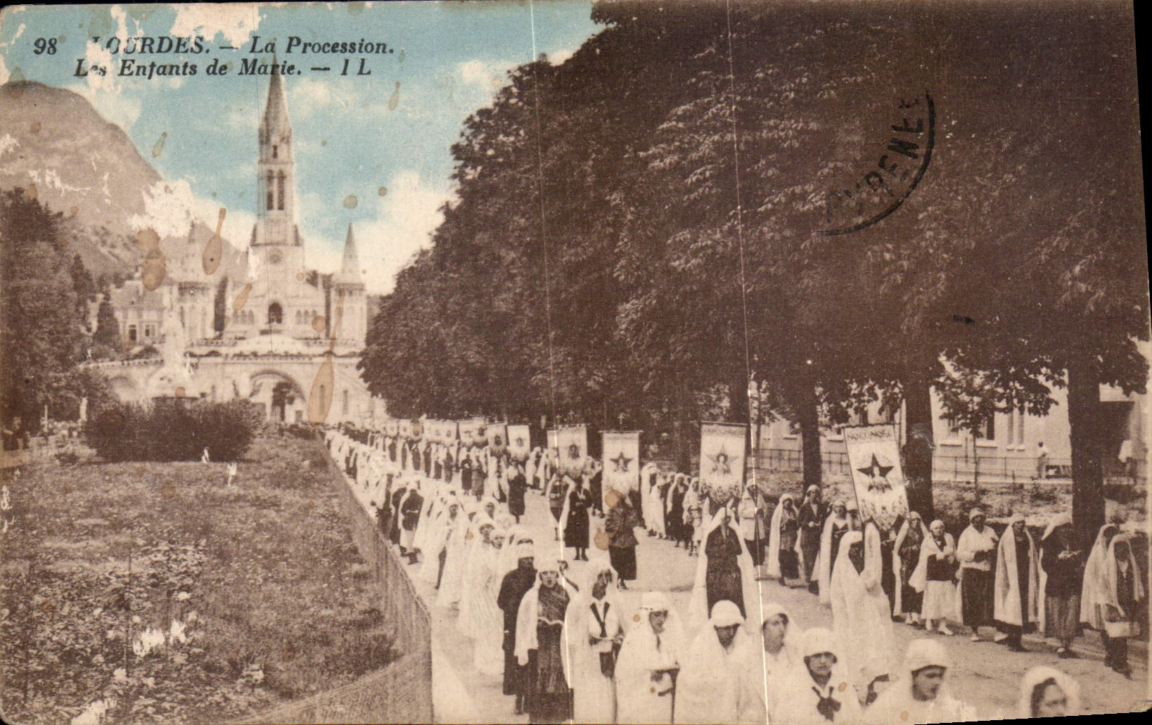 CPA Lourdes la Procession les Enfants de Marie 