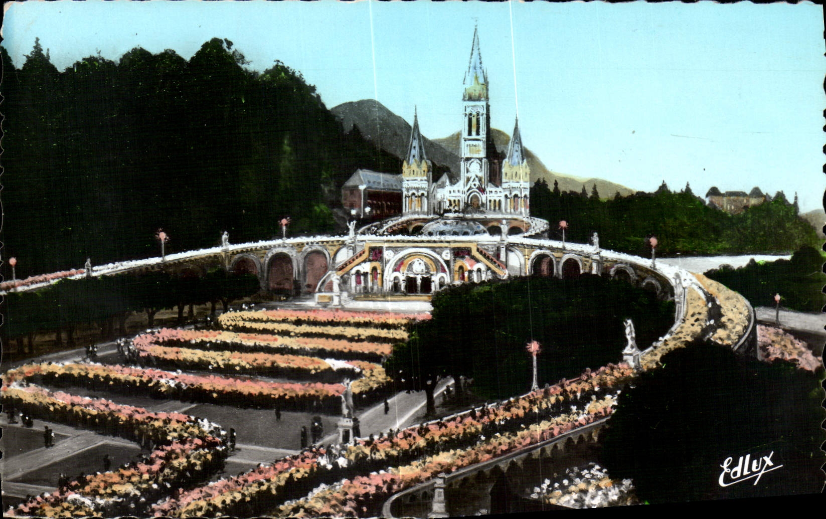 CPA Lourdes la Basilique illuminee et la Procession aux Flambeaux 