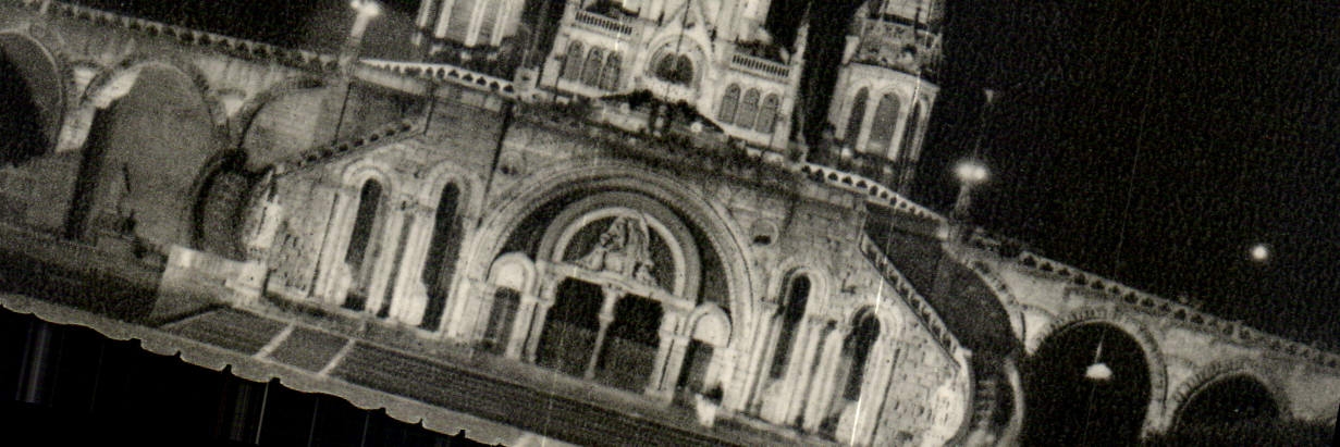 CPA Lourdes la Basilique illunimee 