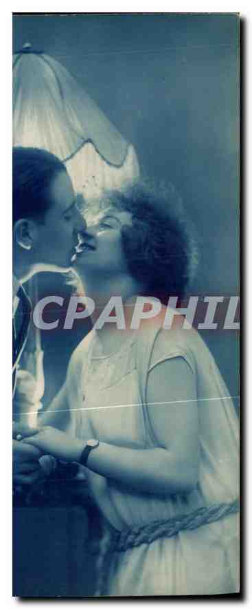 Couple enlacé sous parasol — scène de cinéma — éditeur inconnu