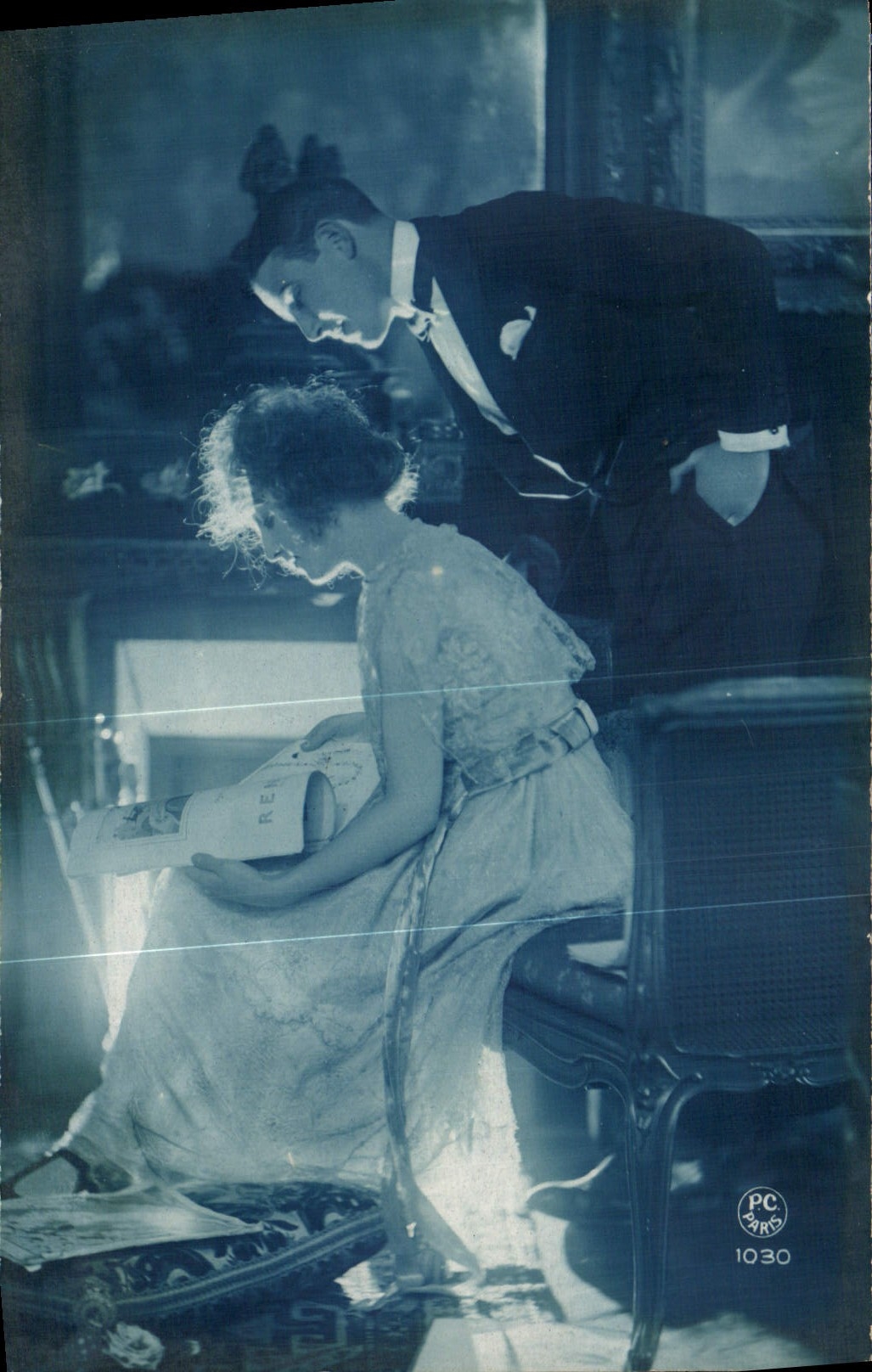 Couple dans un intérieur — scène intime — PC PARIS 1030