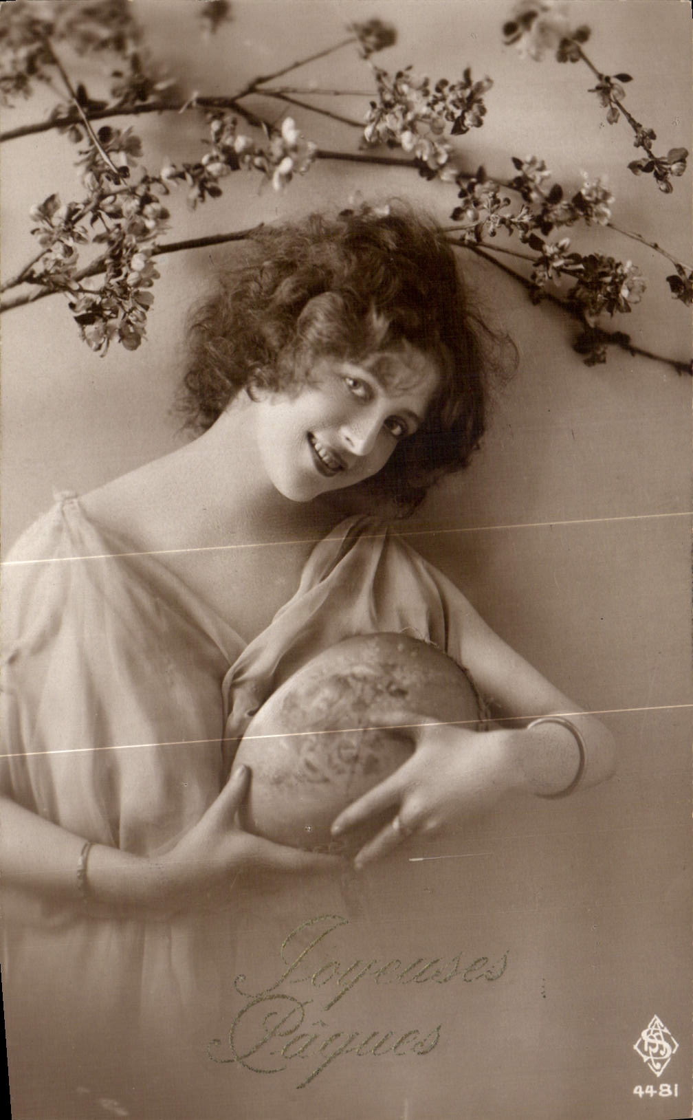 Femme tenant un globe terrestre — Joyeuses Pâques — éditeur S.S. n° 4481