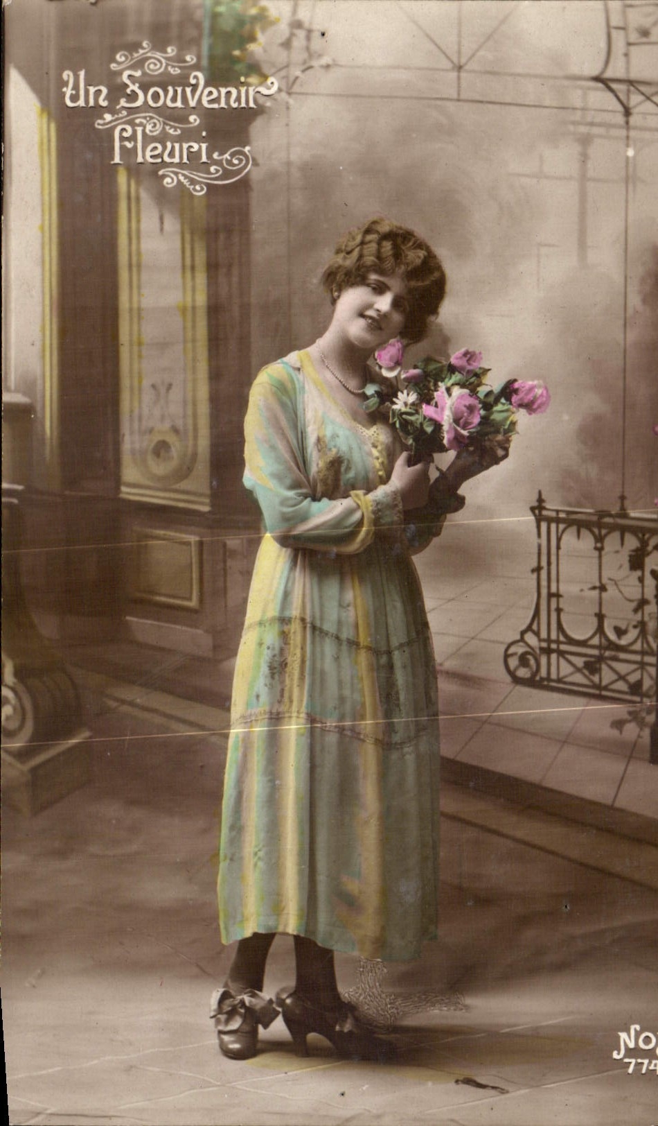 Jeune femme avec bouquet de roses — Un Souvenir Fleurir, n° 774