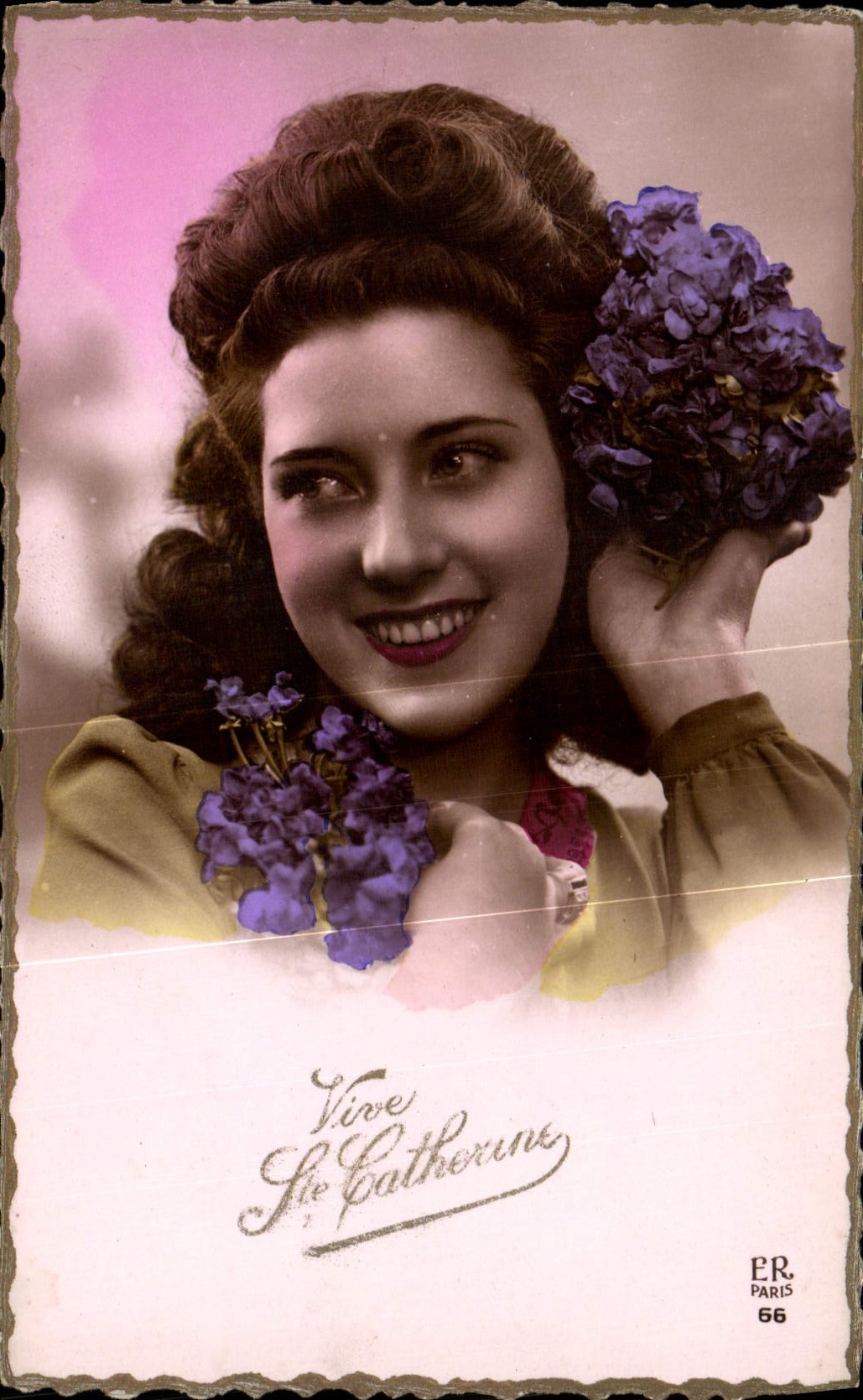 Femme souriante tenant des fleurs — Vive Catherine — Éditeur E.R. Paris, n° 66