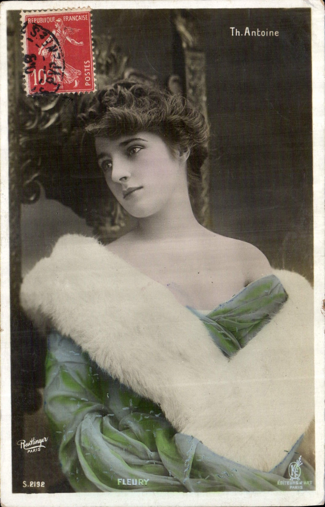 Th. Antoine — Portrait de femme en robe verte et fourrure — Éditeurs d'Art Paris